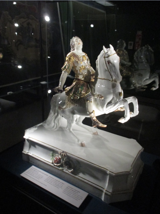 Augustą II Stiprųjį vaizduojanti Meiseno porceliano statulėlė