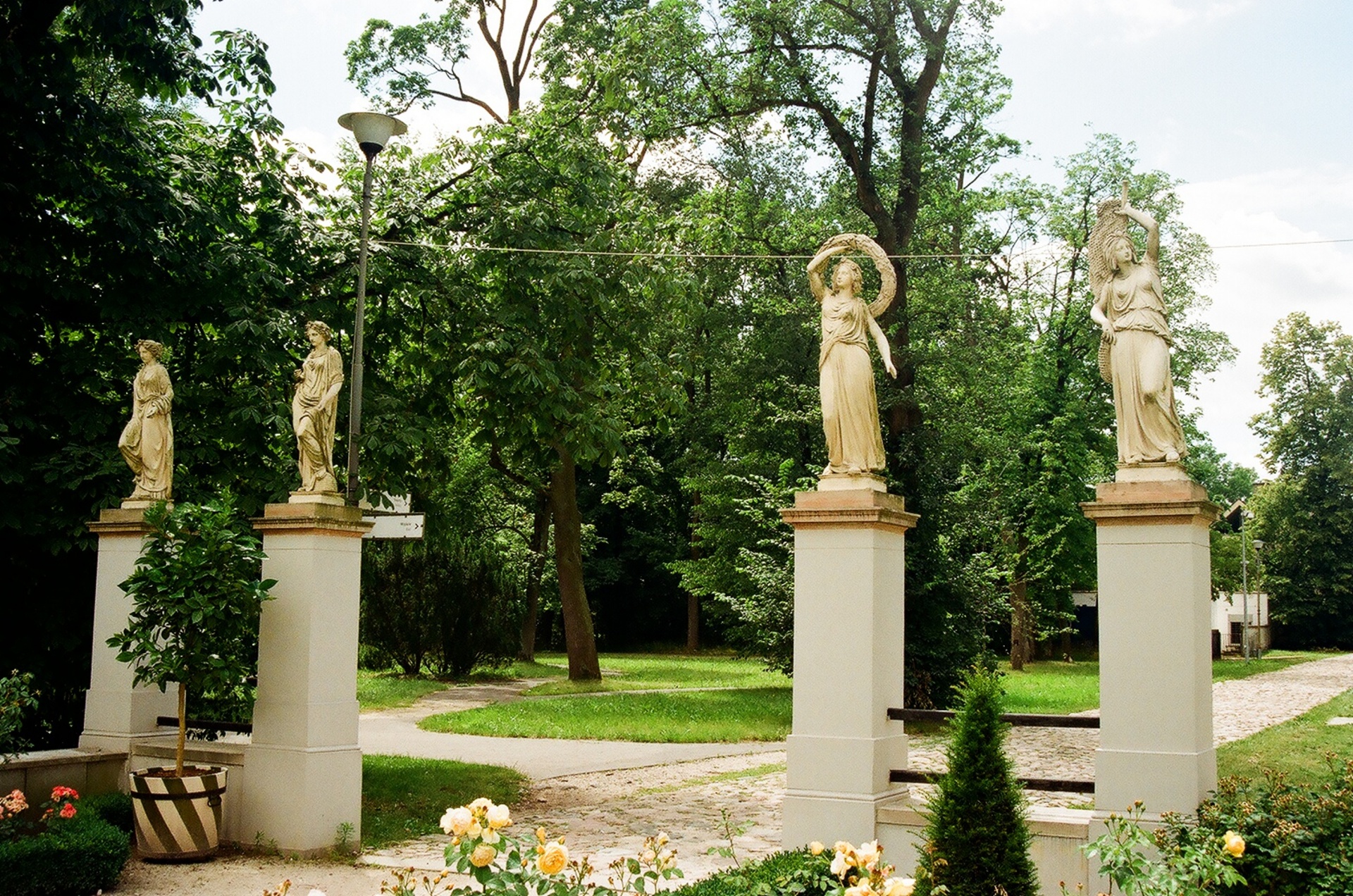 Vilniaus senamiesčio pastatų dekoro skulptūros