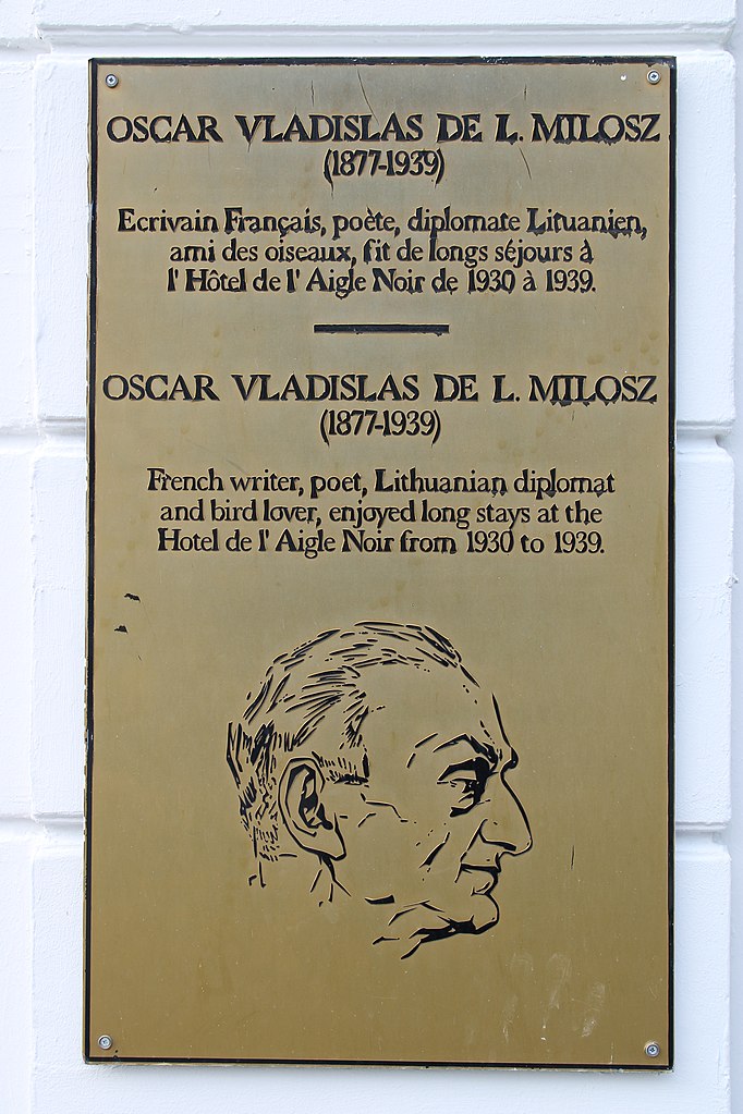 Atminimo lenta Oskarui Milašiui viešbutyje Fontenblo mieste