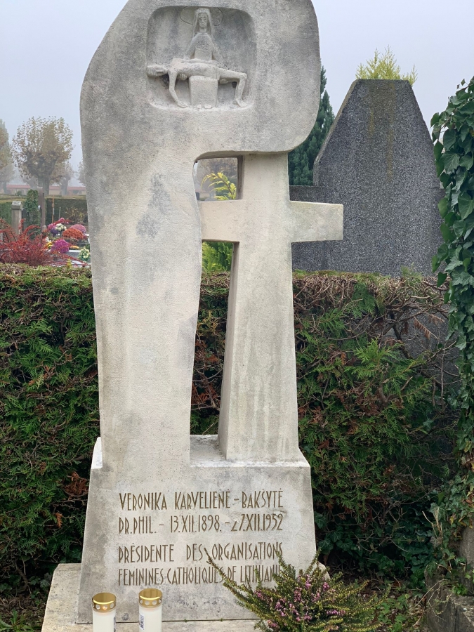 Veronikos Karvelienės-Bakšytės kapas ir A. Mončio kurtas antkapis