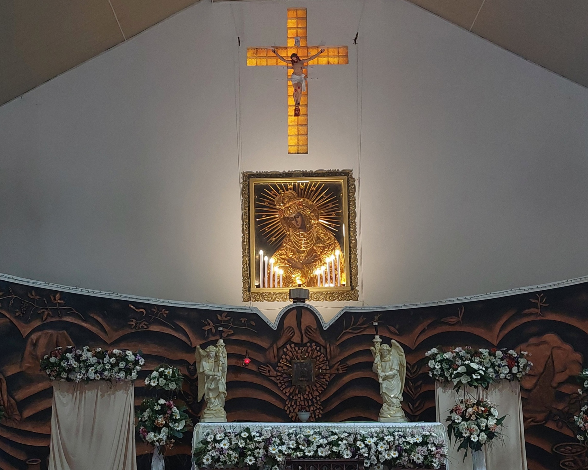 Aušros Vartų Švč. Mergelės Marijos paveikslo kopija Ampitijos Šv. Marijos bažnyčioje