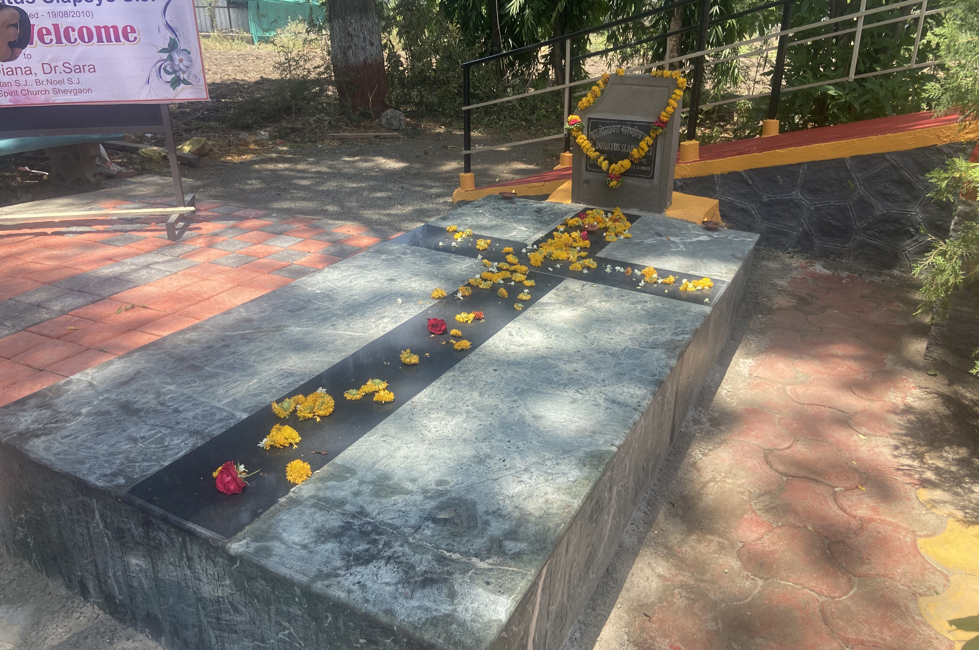 Kunigo Donato Slapšio SJ kapas Ševgaone